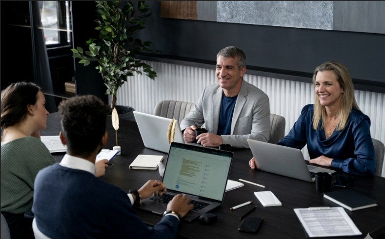 Equipe Valini em reunião de trabalho