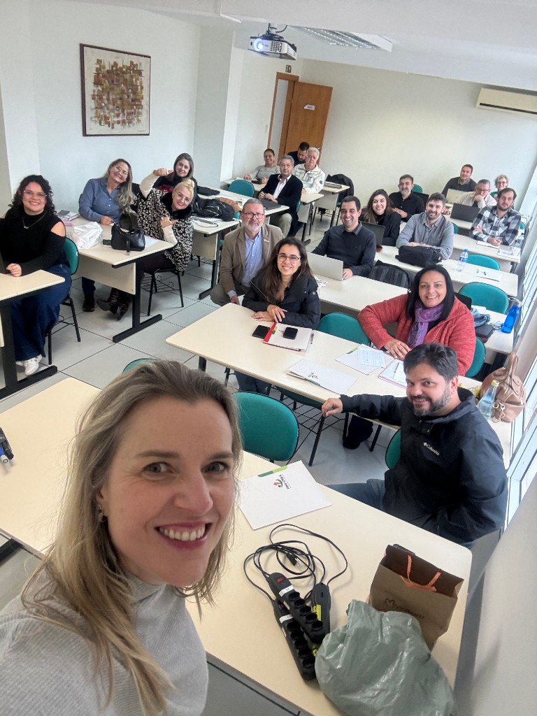 Sala de treinamento com participantes